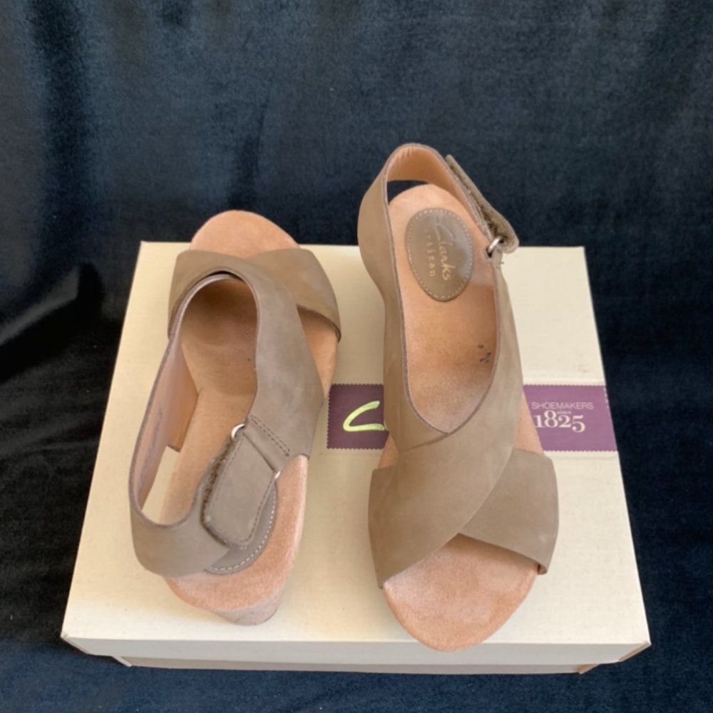 NEW IN BOX! Caslynn Shae Clark Wedge Sandals - Picture 2 of 7